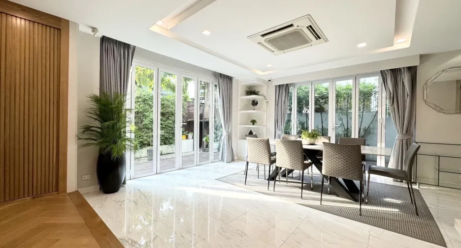 For sale 5 bedrooms house in Watthana, Bangkok