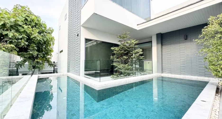 For sale 5 bedrooms house in Watthana, Bangkok
