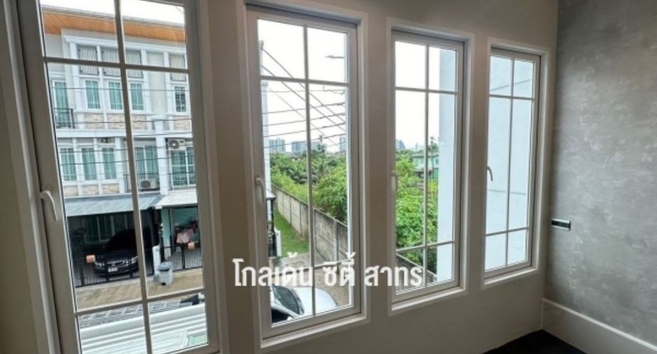 À vendre 4 chambres maison de ville à Chom Thong, Bangkok