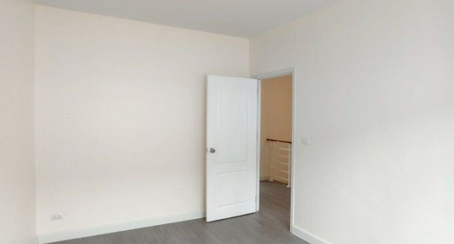 For sale 2 bedrooms townhouse in Mueang Samut Prakan, Samut Prakan