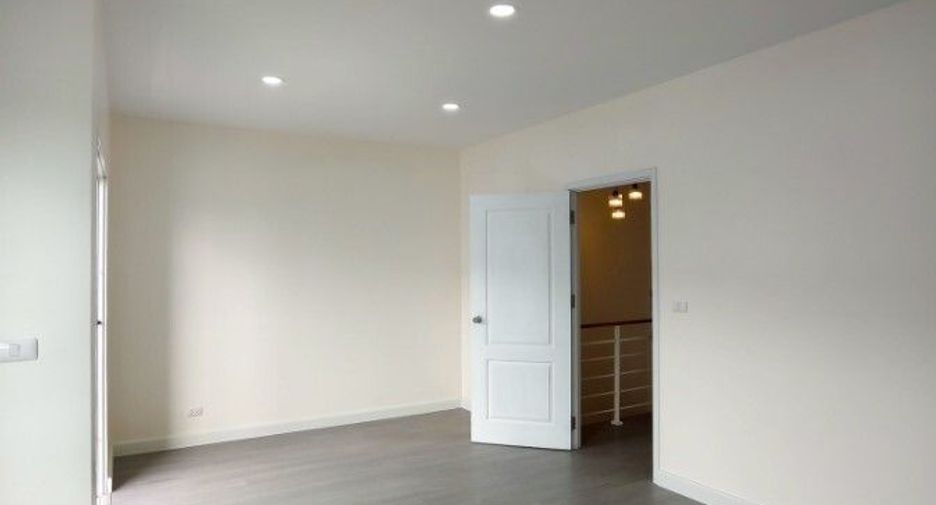 For sale 2 bedrooms townhouse in Mueang Samut Prakan, Samut Prakan