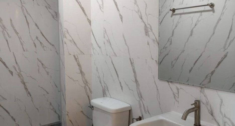 For sale 2 bedrooms townhouse in Mueang Samut Prakan, Samut Prakan