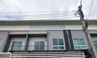 À vendre 2 chambres maison de ville à Mueang Samut Prakan, Samut Prakan