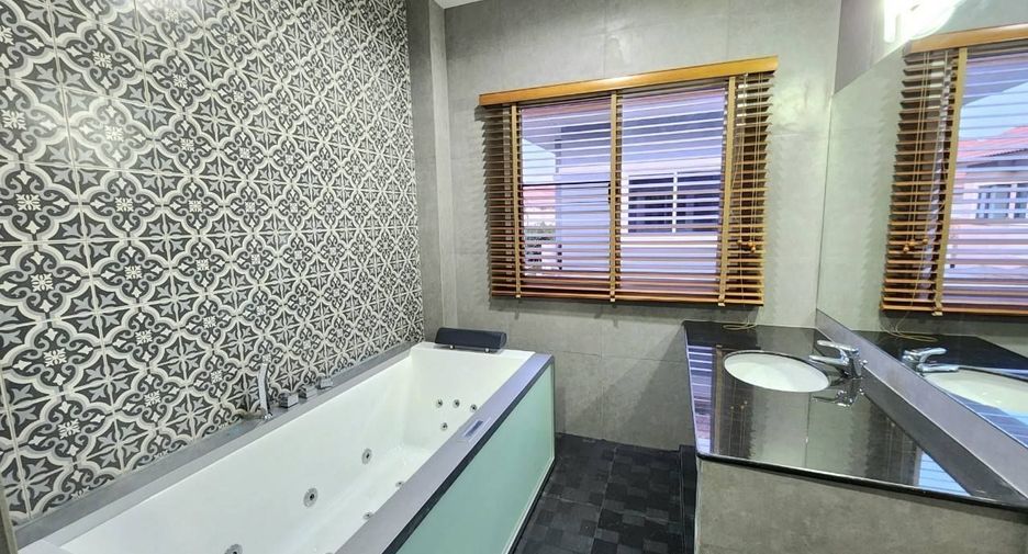 À vendre et à louer 5 chambres maison à San Kamphaeng, Chiang Mai