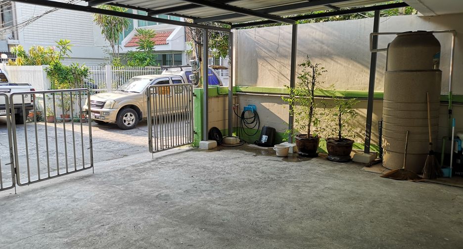 Casa adosada en venta de 3 habitaciones en Khlong Toei, Bangkok