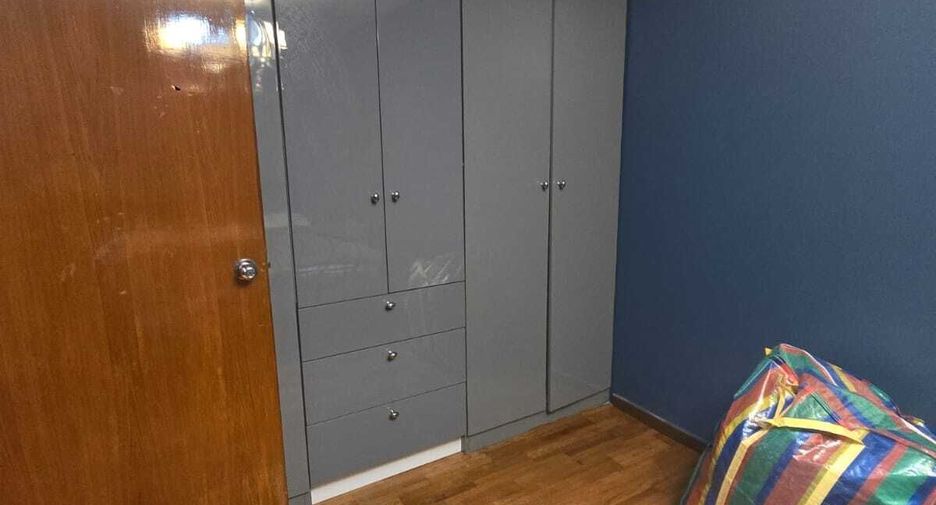 For rent 3 bedrooms condo in Yan Nawa, Bangkok