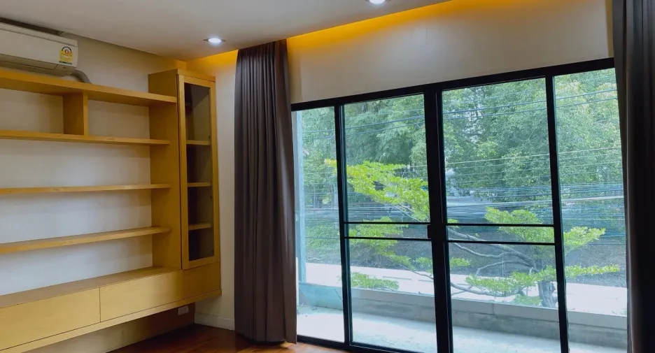 For rent 5 bedrooms house in Mueang Chiang Mai, Chiang Mai