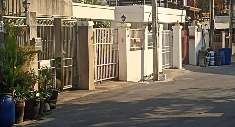 For sale and for rent 4 bedrooms townhouse in Bang Kapi, Bangkok