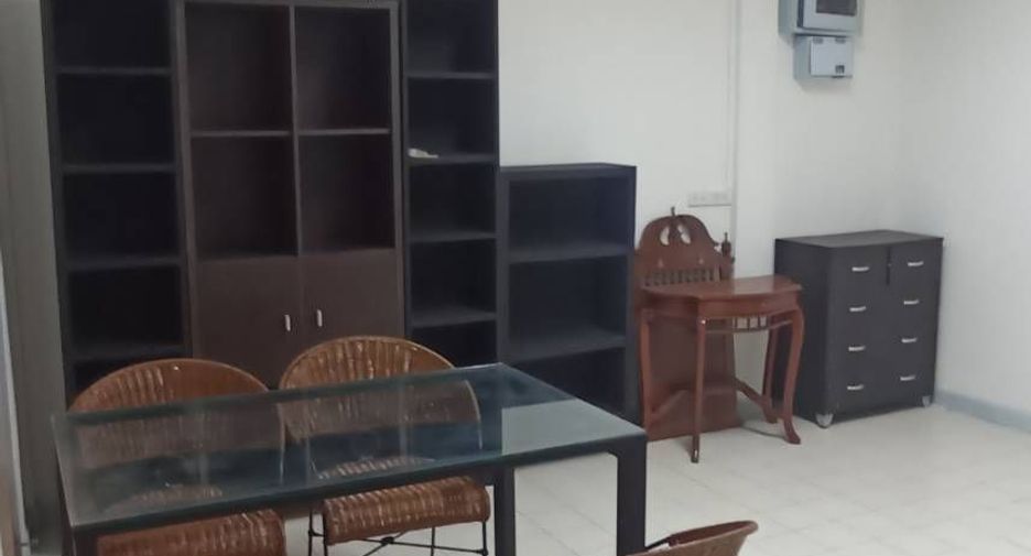 Casa adosada en venta y en alquiler de 4 habitaciones en Bang Kapi, Bangkok