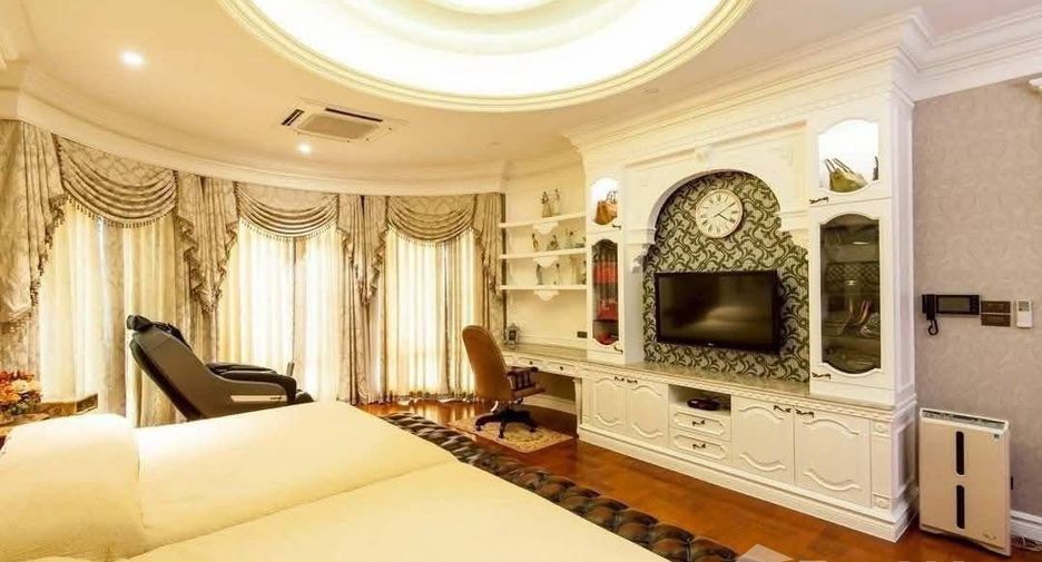 For sale 5 bedrooms villa in Din Daeng, Bangkok