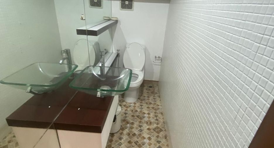 For sale and for rent 3 bedrooms townhouse in Watthana, Bangkok