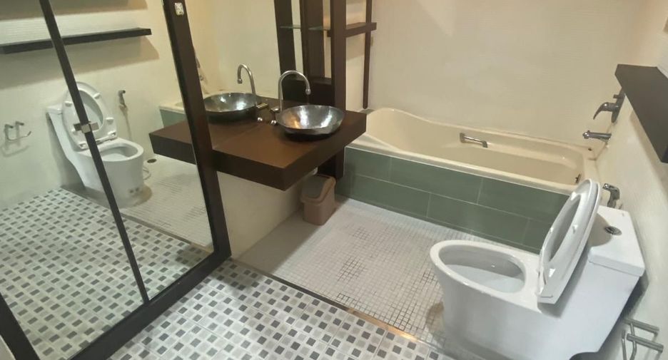 For sale and for rent 3 bedrooms townhouse in Watthana, Bangkok