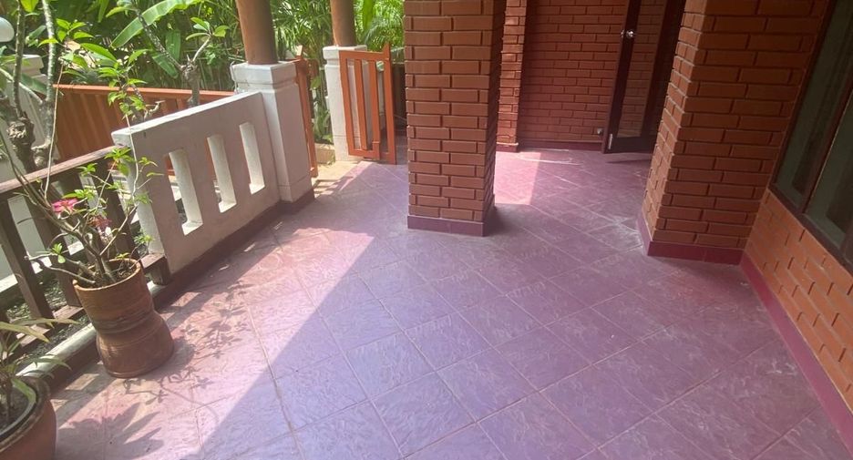 For sale and for rent 3 bedrooms townhouse in Watthana, Bangkok