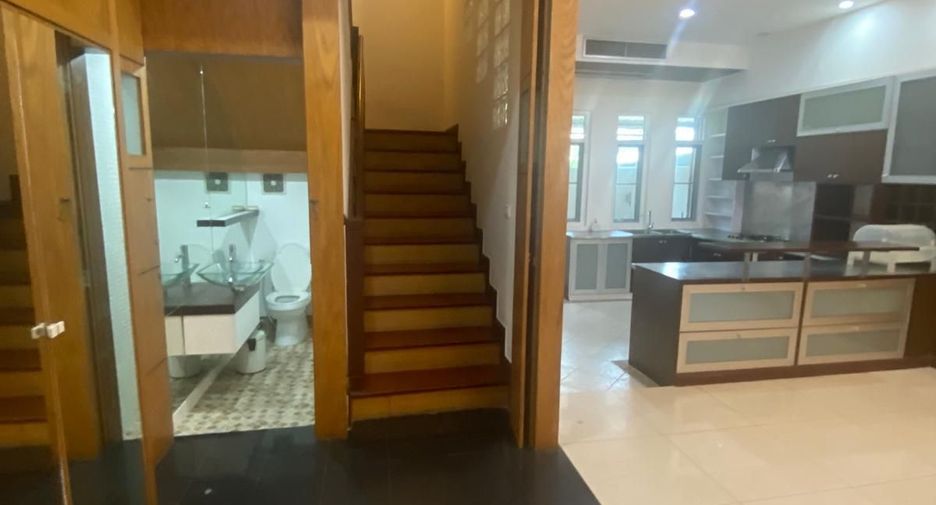 For sale and for rent 3 bedrooms townhouse in Watthana, Bangkok