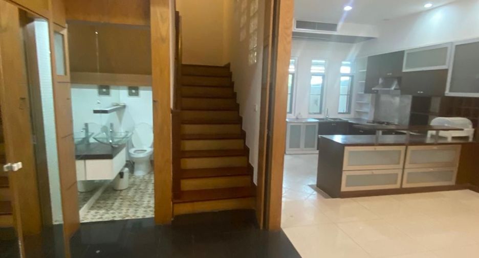 For sale and for rent 3 bedrooms townhouse in Watthana, Bangkok