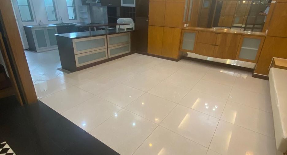 For sale and for rent 3 bedrooms townhouse in Watthana, Bangkok