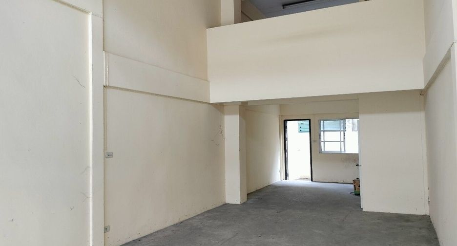 For rent 2 bedrooms townhouse in Bang Sao Thong, Samut Prakan