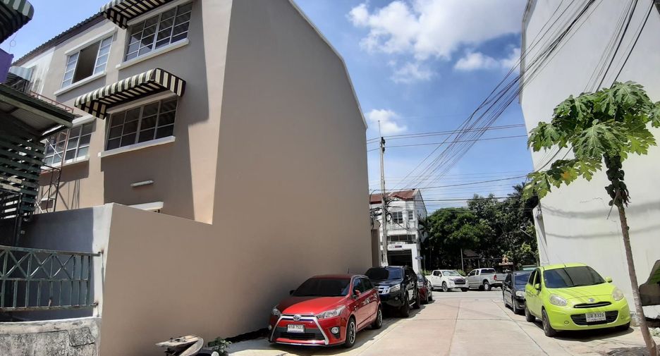 For rent 2 bedrooms townhouse in Bang Sao Thong, Samut Prakan