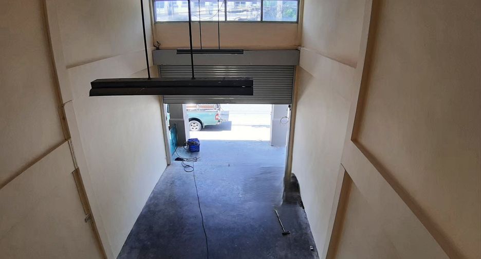 For rent 2 bedrooms townhouse in Bang Sao Thong, Samut Prakan