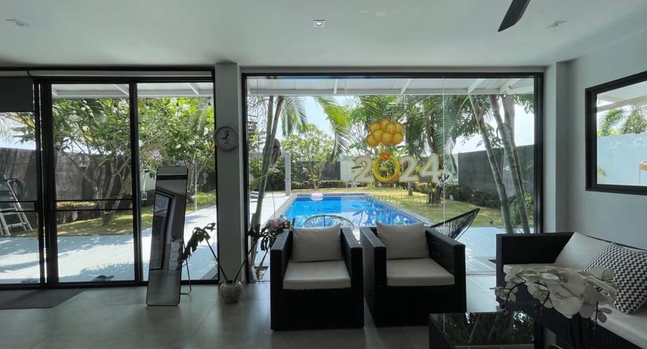 For rent 4 bedrooms villa in Saraphi, Chiang Mai