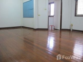 出租 4 卧室 联排别墅 在 Wang Thong Lang, 曼谷