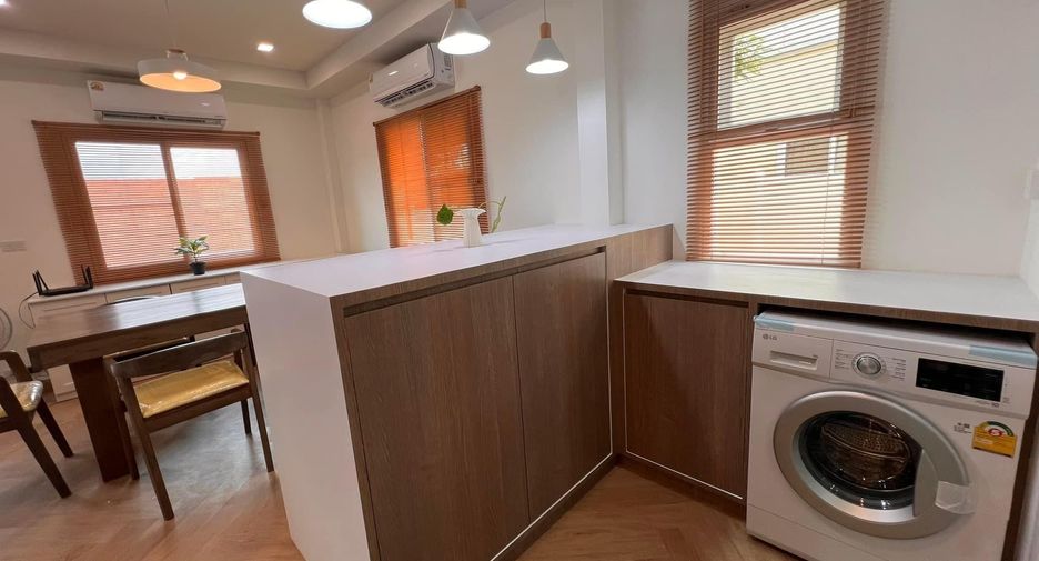 For rent 4 bedrooms house in Mueang Chiang Mai, Chiang Mai