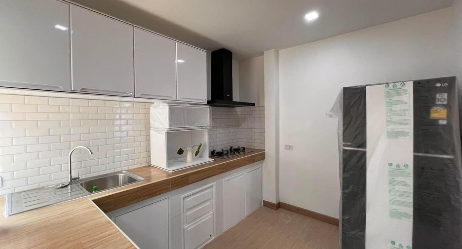 For rent 4 bedrooms house in Mueang Chiang Mai, Chiang Mai