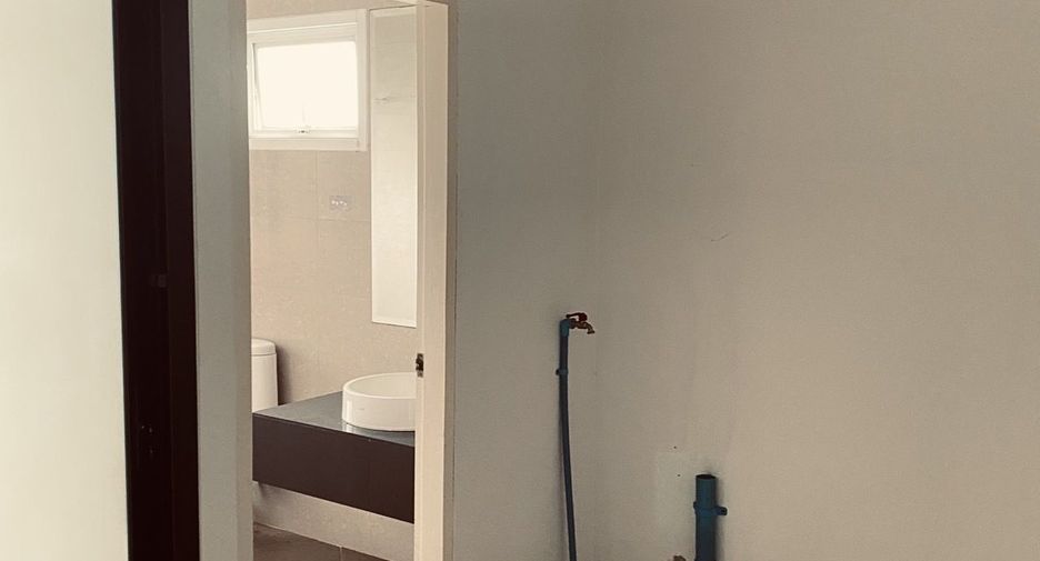 For sale 4 bedrooms townhouse in Bang Khen, Bangkok