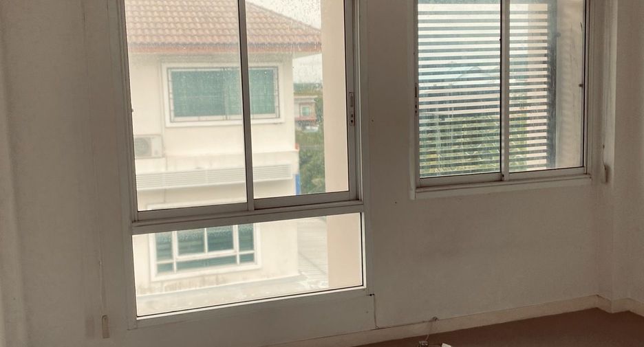For sale 4 bedrooms townhouse in Bang Khen, Bangkok