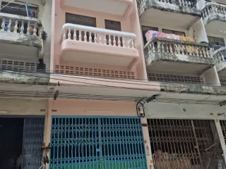 À vendre 3 chambres maison de ville à Bang Khun Thian, Bangkok