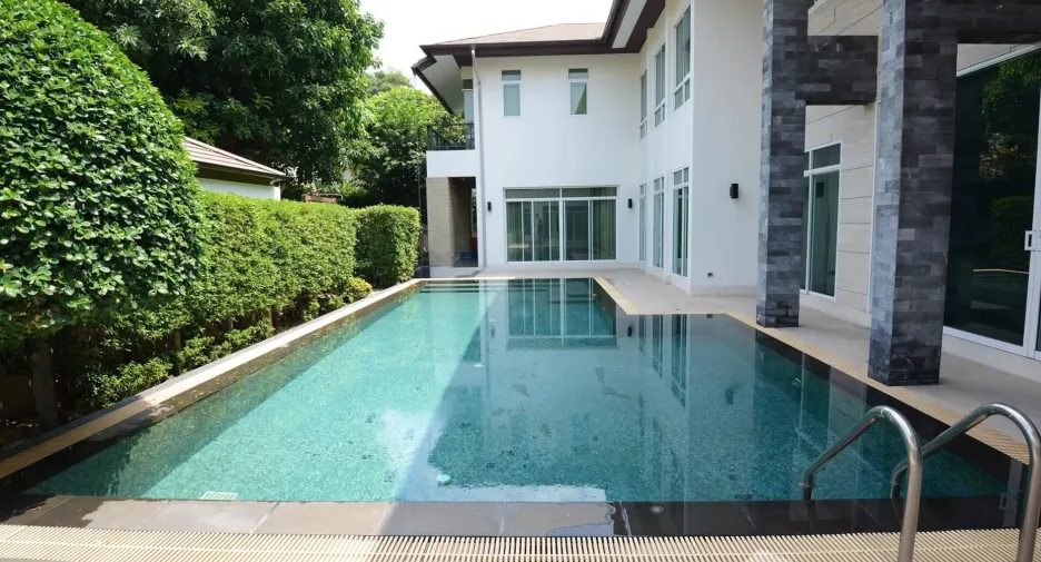 For sale 5 bedrooms house in Bang Kapi, Bangkok