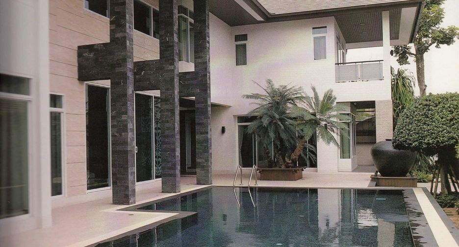 For sale 5 bedrooms house in Bang Kapi, Bangkok