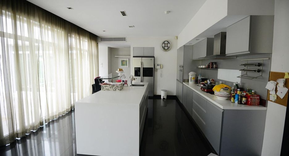 For sale 5 bedrooms house in Bang Kapi, Bangkok