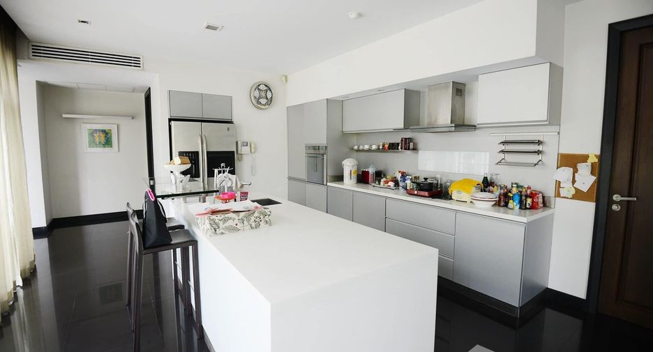 For sale 5 bedrooms house in Bang Kapi, Bangkok