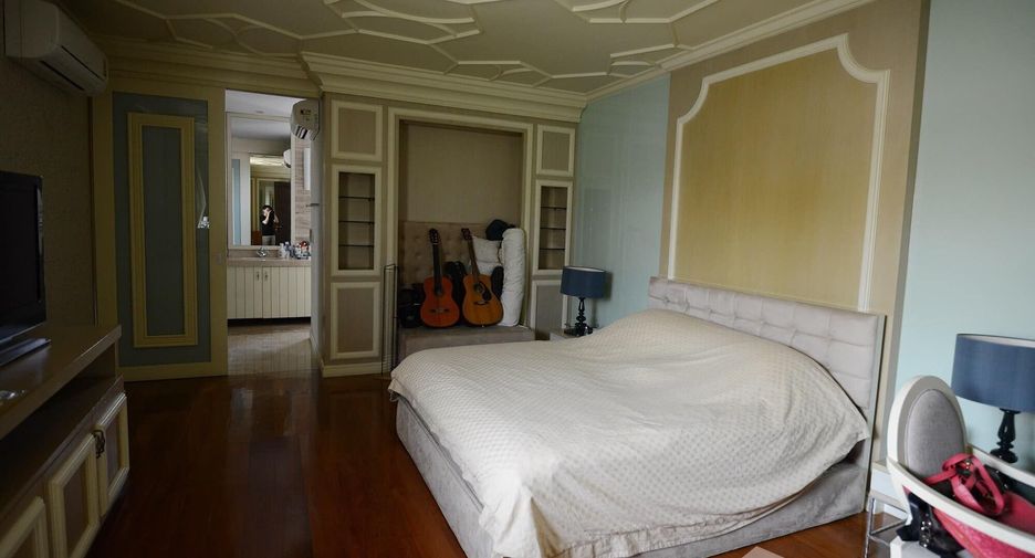 For sale 5 bedrooms house in Bang Kapi, Bangkok