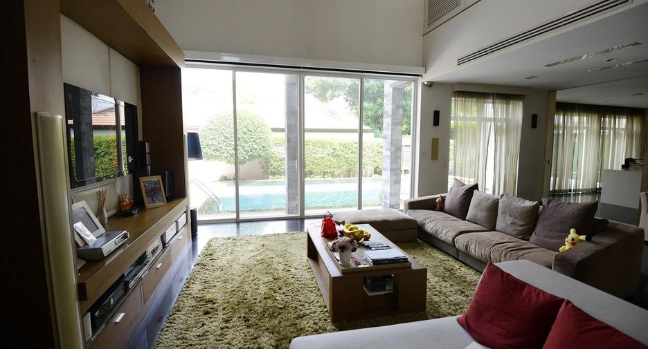 For sale 5 bedrooms house in Bang Kapi, Bangkok