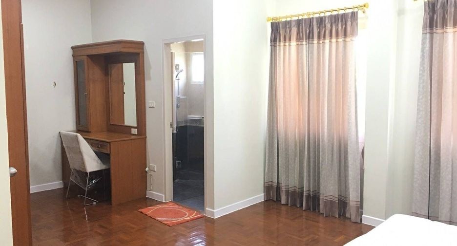 For rent 4 bedrooms house in Mueang Chiang Mai, Chiang Mai