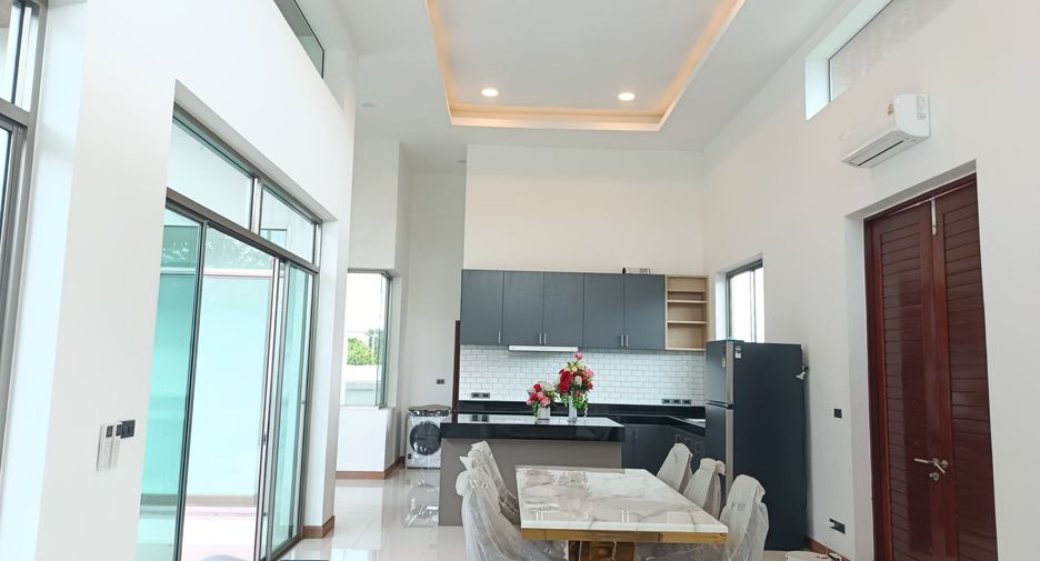 For rent 3 bedrooms villa in Saraphi, Chiang Mai