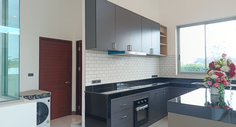 For rent 3 bedrooms villa in Saraphi, Chiang Mai