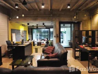 出售 4 卧室 联排别墅 在 Yan Nawa, 曼谷