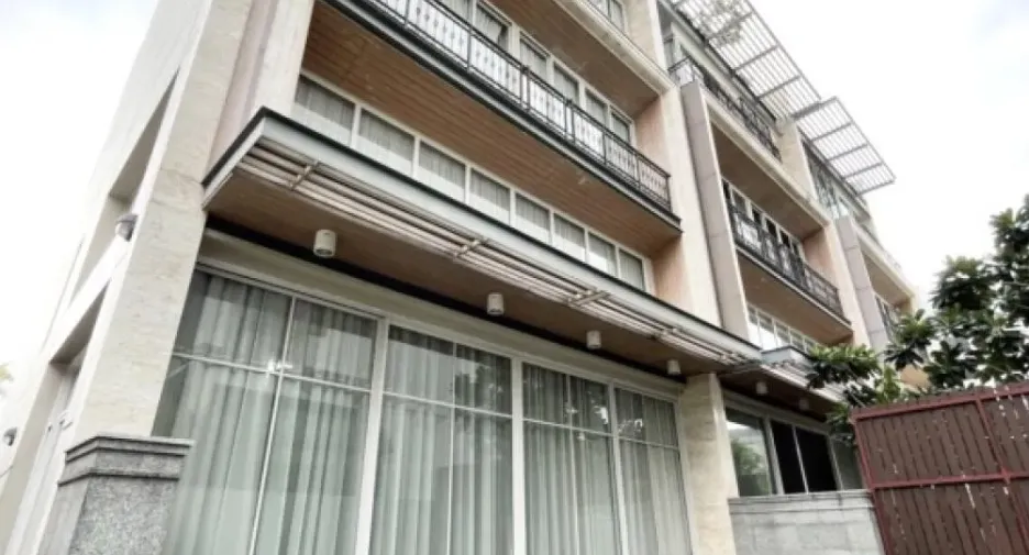 For sale and for rent 3 bedrooms house in Watthana, Bangkok