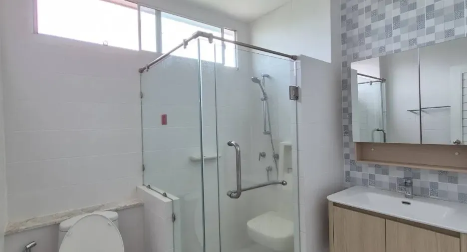 For rent 4 bedrooms house in Mueang Chiang Mai, Chiang Mai
