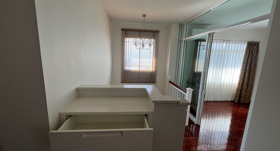 For rent 4 bedrooms house in Mueang Chiang Mai, Chiang Mai