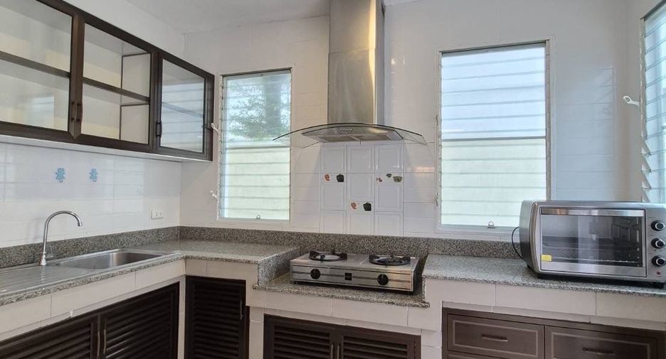 For rent 4 bedrooms house in Mueang Chiang Mai, Chiang Mai