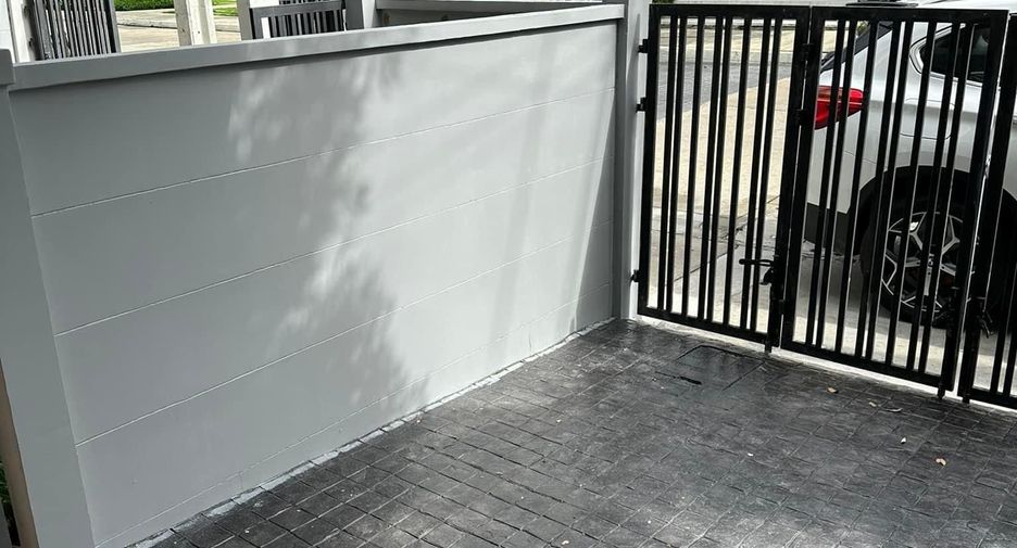 For sale and for rent 3 bedrooms townhouse in Bang Phli, Samut Prakan