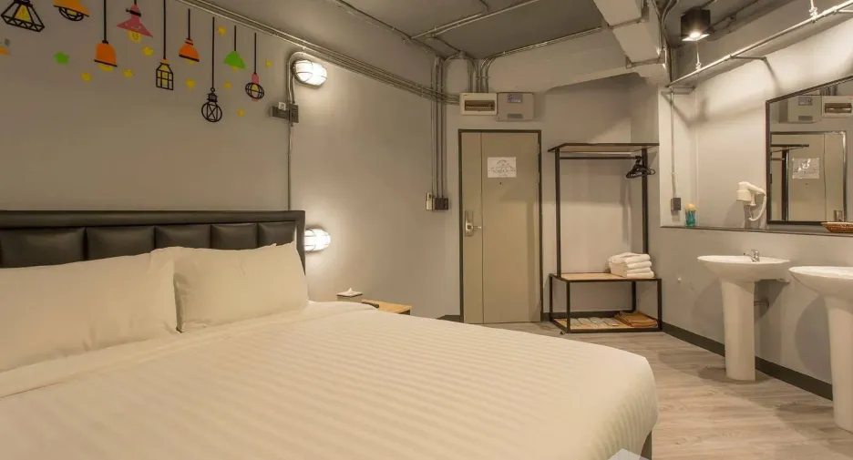 For sale 20 bedrooms hotel in Bang Rak, Bangkok
