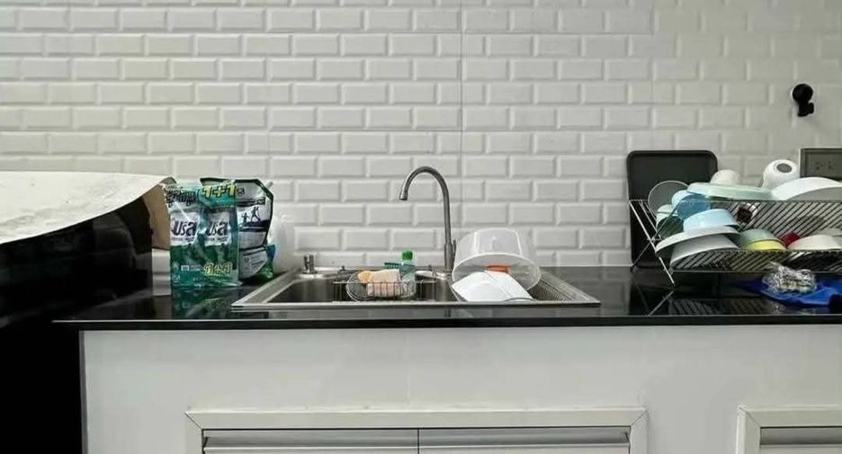 For rent 4 bedrooms townhouse in Saraphi, Chiang Mai