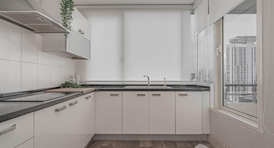 For sale and for rent 3 bedrooms condo in Watthana, Bangkok