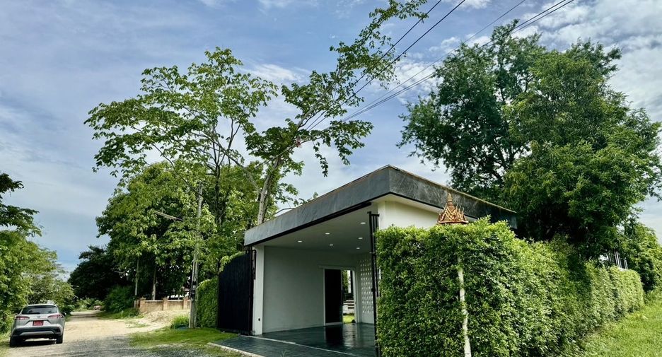 For rent 4 bedrooms villa in San Kamphaeng, Chiang Mai
