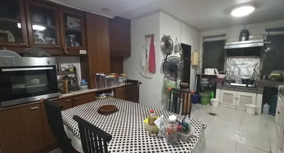 For sale 4 bedrooms retail Space in Bang Kapi, Bangkok